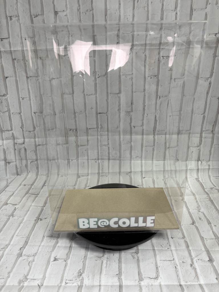 壁やガラス面に飾れる透明コレクションケース