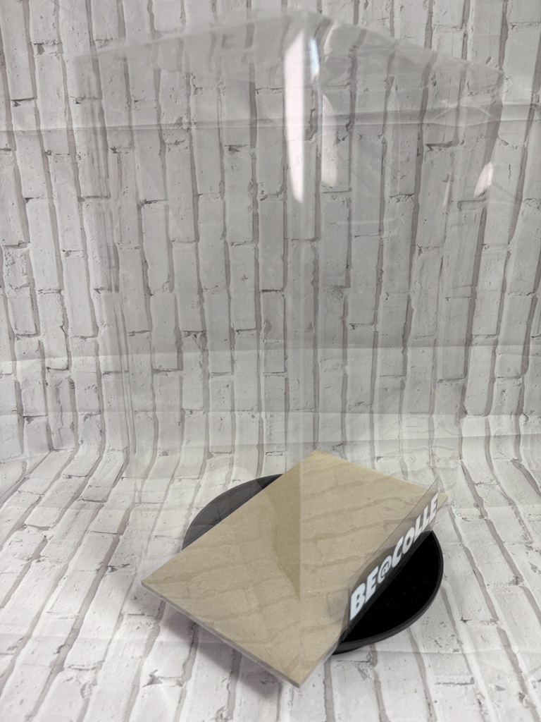 壁やガラス面に飾れる透明コレクションケース