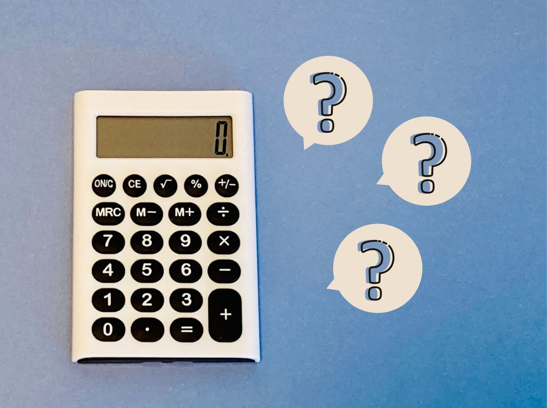 電卓と疑問符の吹き出しが並ぶ