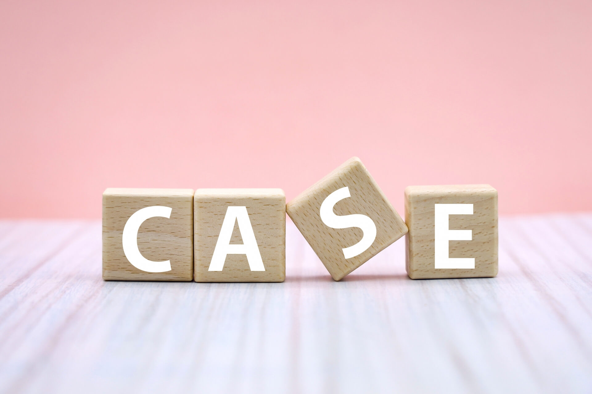 木製ブロックで作られたケースの文字