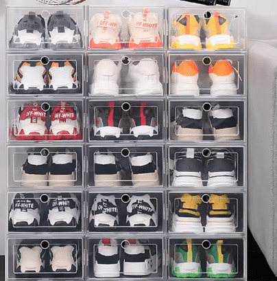 透明なボックスに並べた色とりどりの靴