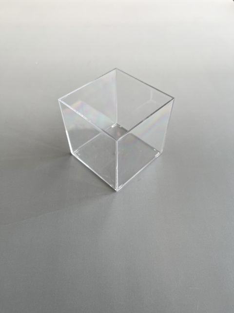 透明な立方体のシンプルなデザイン