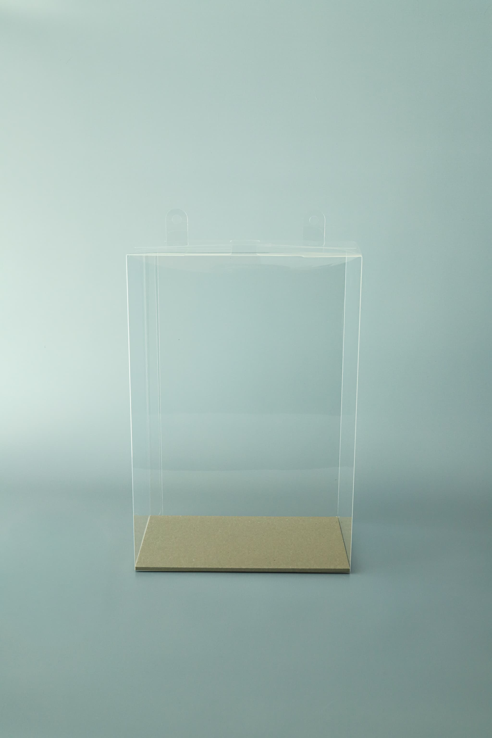 透明なボックスと木製の台座の写真